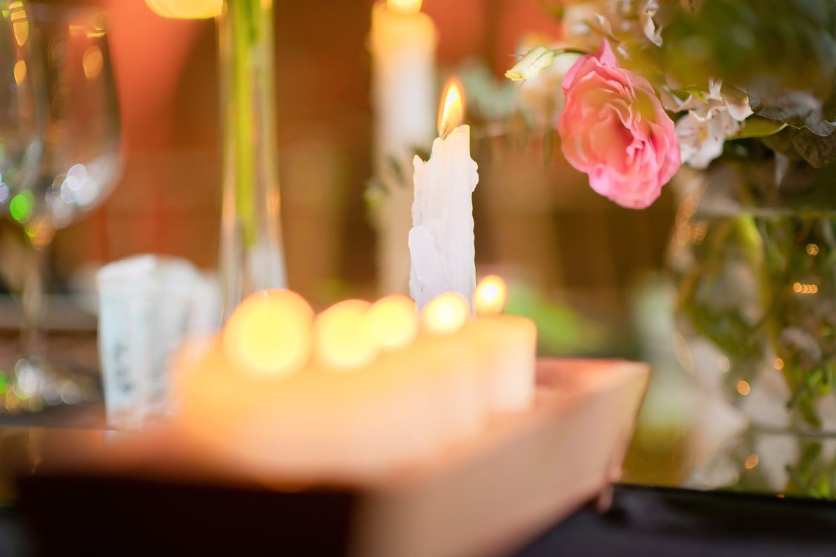 Velas, flor y cristalería de la galería de Terrazas de La Reina